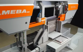 Industrielle Bandsäge mit orangen und grauen Elementen und der Aufschrift MEBA