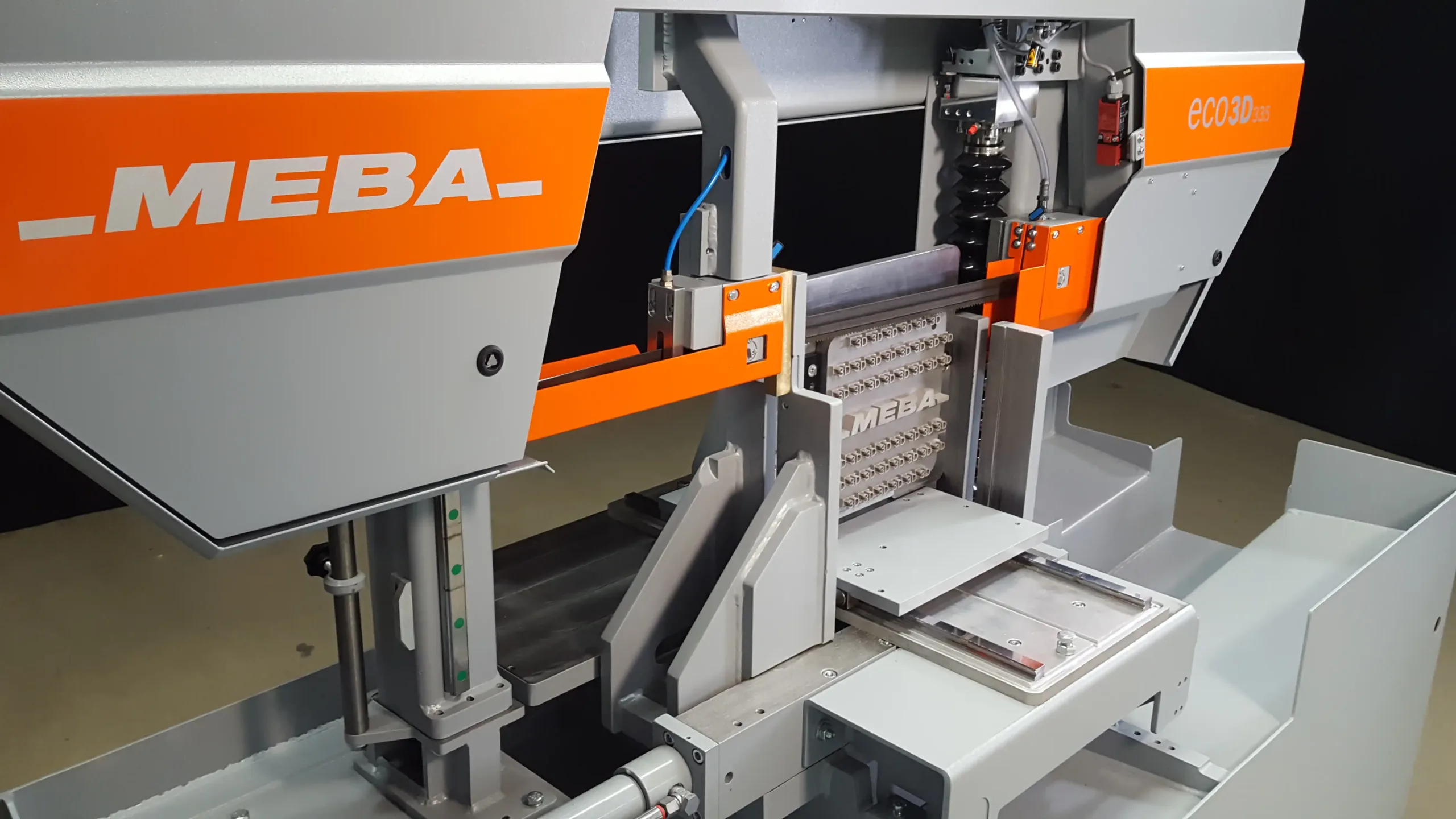 Industrielle Bandsäge mit orangen und grauen Elementen und der Aufschrift MEBA