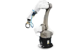 Industrieroboterarm mit Greifer und sichtbaren Kabeln an einem drehbaren Sockel