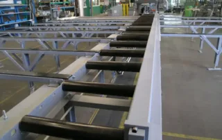 Querförderanlage mit schwarzen Rollen in einer Industriehalle